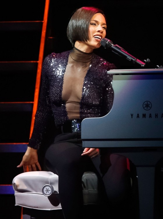 Alicia Keys – Performing at the Staples Center -05