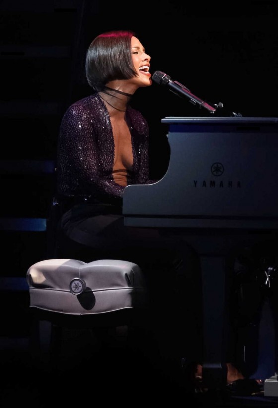 Alicia Keys – Performing at the Staples Center -06