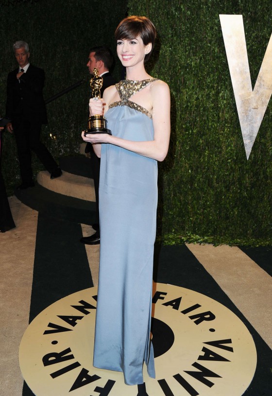 Anne Hathaway – Oscar 2013 – Vanity Fair Party -03