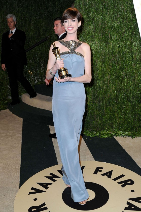 Anne Hathaway – Oscar 2013 – Vanity Fair Party -06
