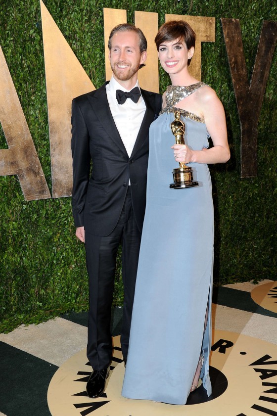 Anne Hathaway – Oscar 2013 – Vanity Fair Party -07