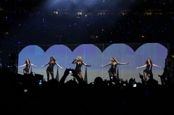 Beyonce Super Bowl 2013 Performing-52