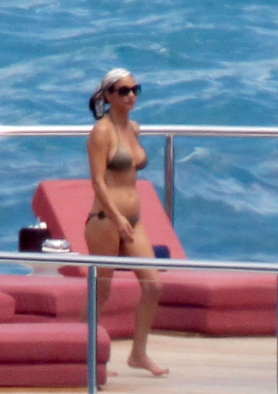 Catherine Zeta Jones In A Bikini 60