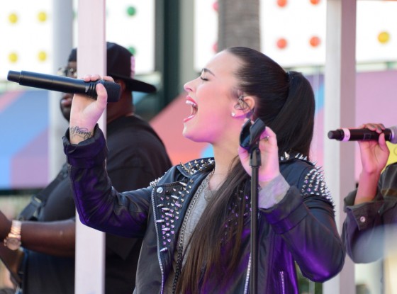 Demi Lovato – Performing at Topman Topshop -05