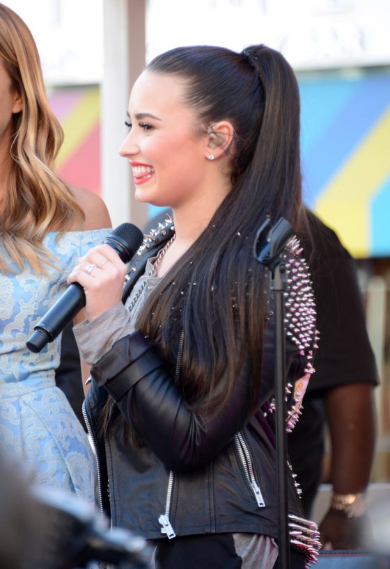 Demi Lovato – Performing at Topman Topshop -16