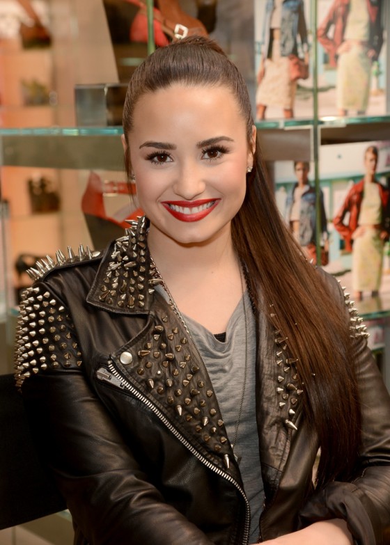 Demi Lovato – Performing at Topman Topshop -19