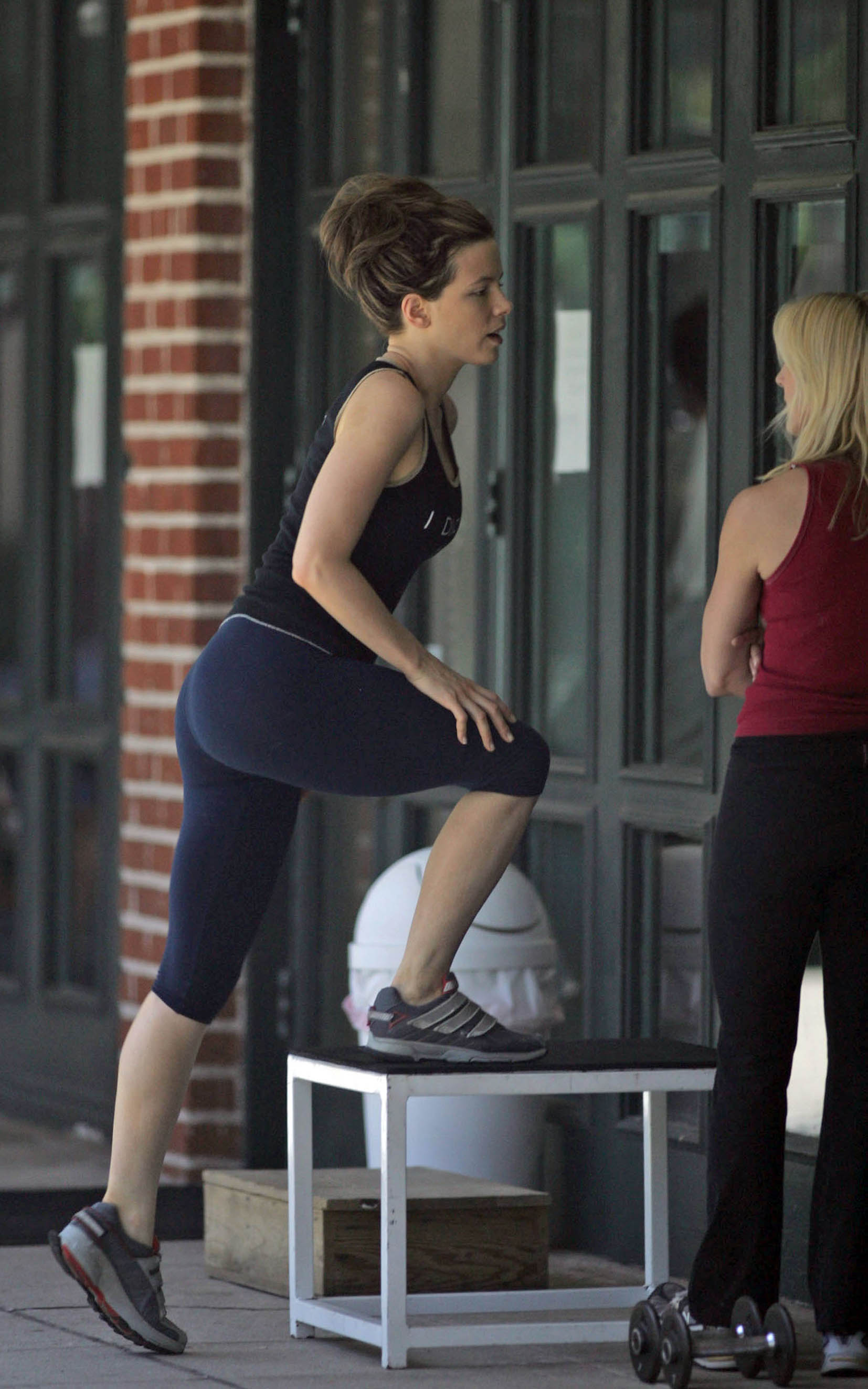 Kate Beckinsale working out in leggings Oct 2010
