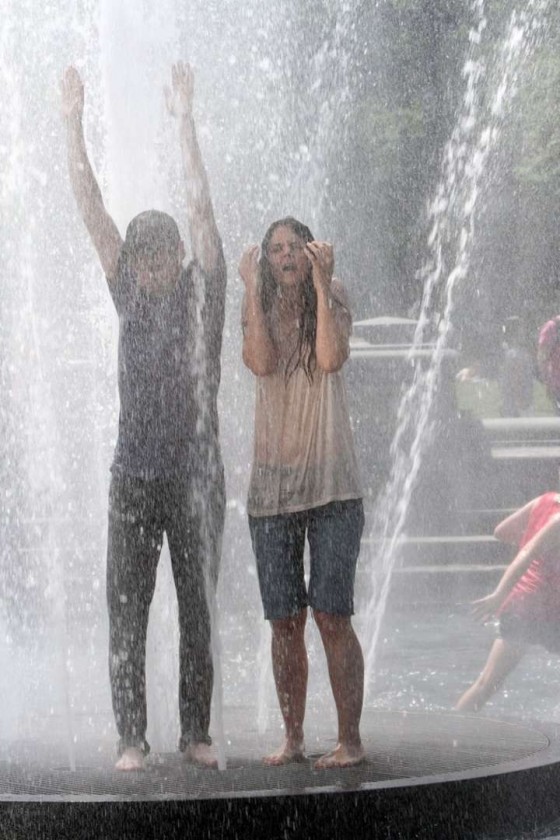 Katie Holmes Gets Soaking Wet Filming Mania Days In Nyc 31 Gotceleb