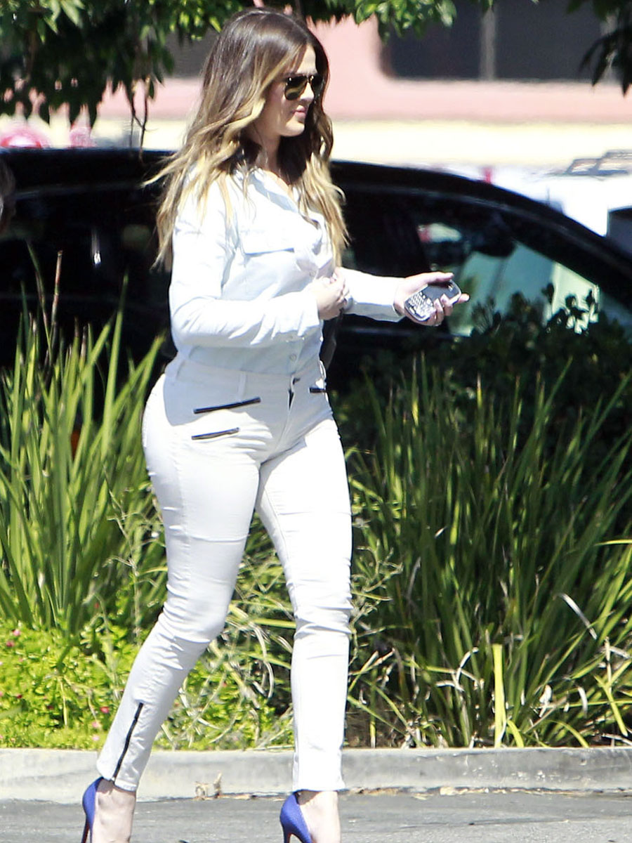 Khloe Kardashian Tight White Jeans Candids 14 Gotceleb