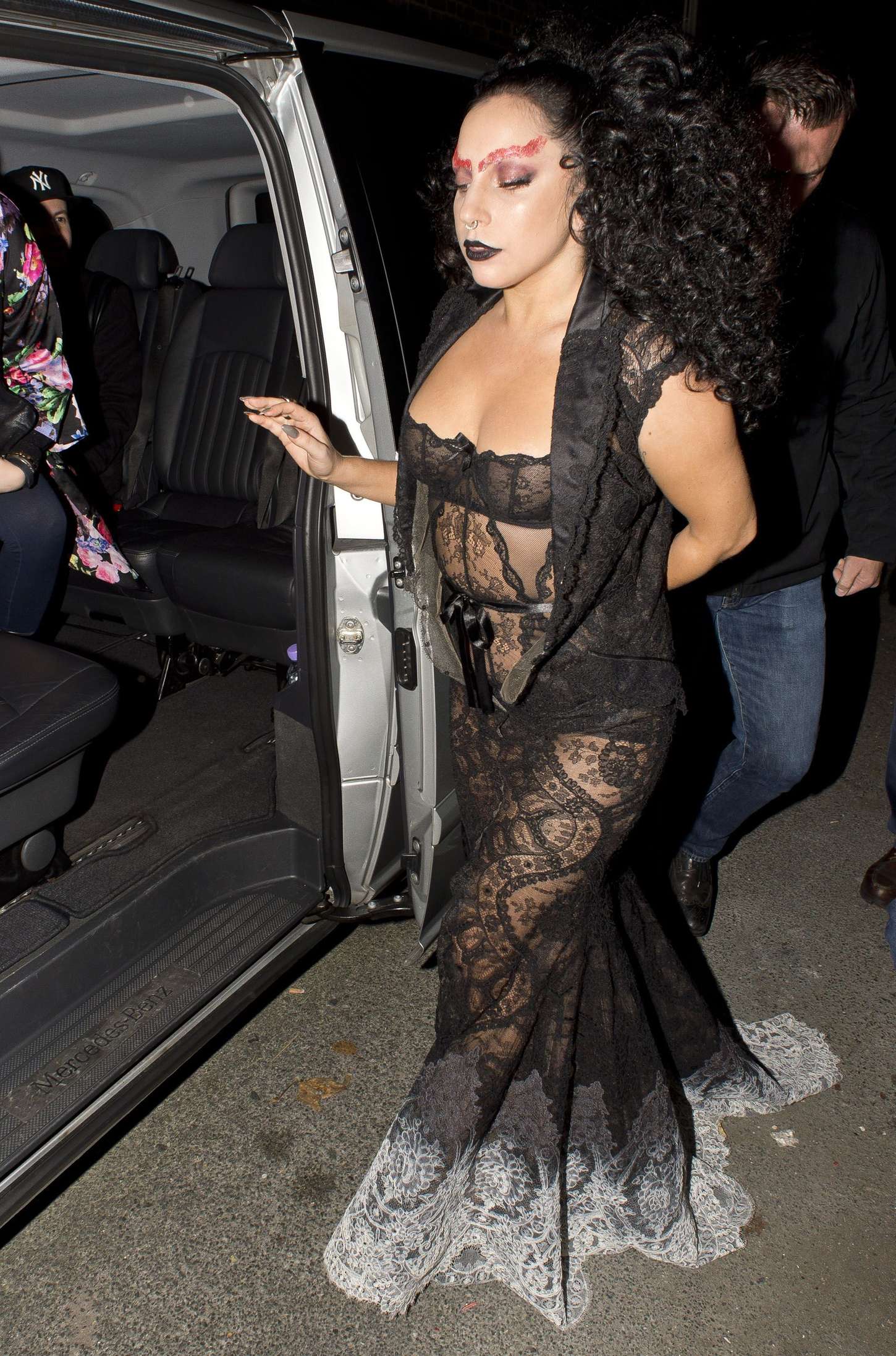 Lady-Gaga-in-Black-Dress--02.jpg
