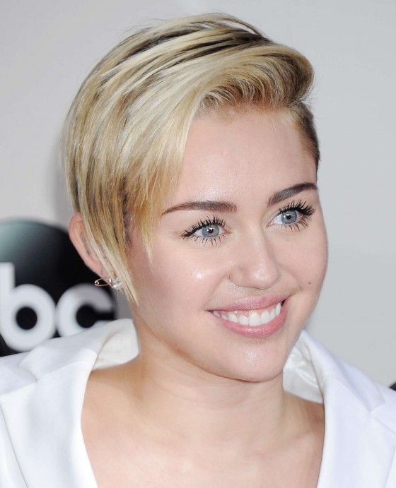 Miley Cyrus: 2013 American Music Awards -06