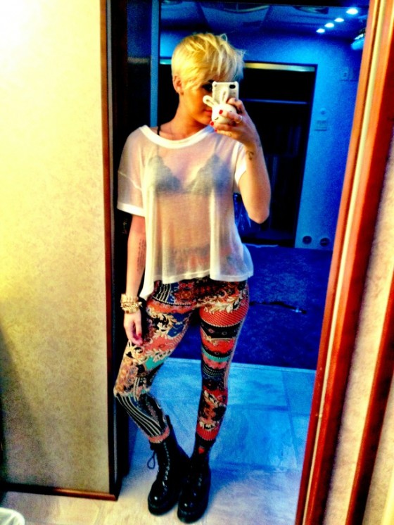 Miley Cyrus Hot Twit Pic 01 560x746 Miley Cyrus Hot Twit Pic