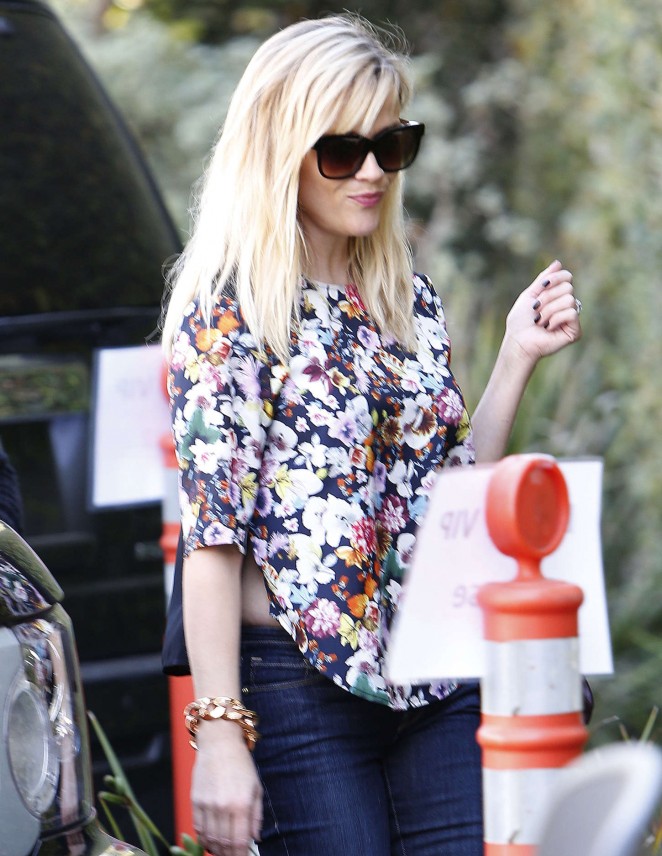 Reese-Witherspoon-in-Jeans--24-662x856.jpg