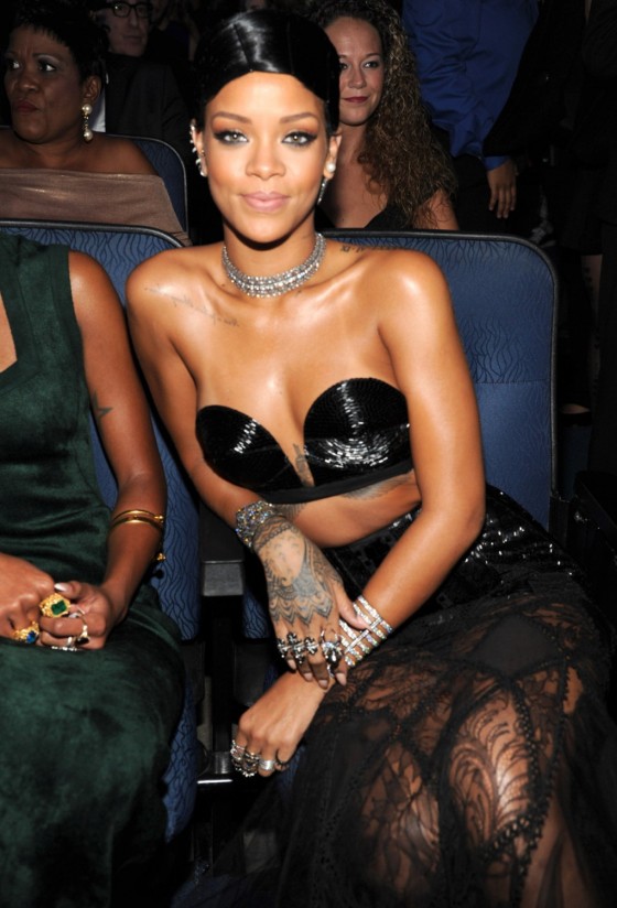 Rihanna: 2013 American Music Awards -01