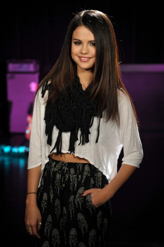 Selena Gomez at 2013 MTV Movie Awards in LA -01