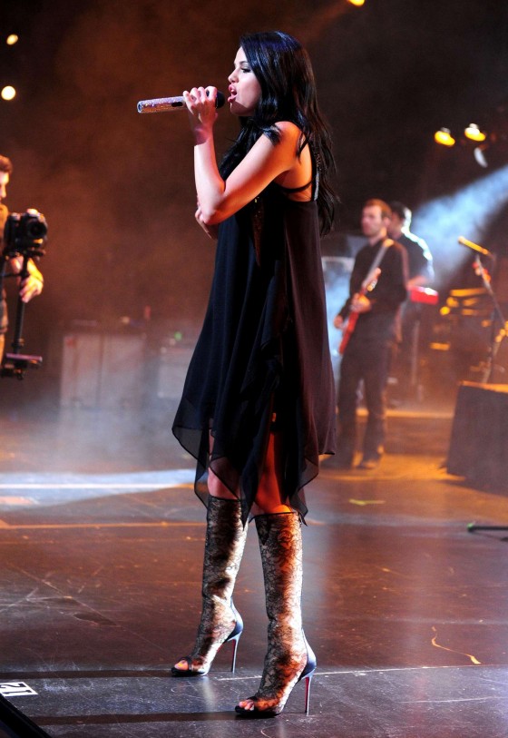 Selena Gomez – Performing at Private Concert For VEVO in LA