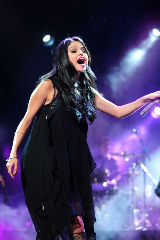 Selena Gomez – Performing at Private Concert For VEVO in LA