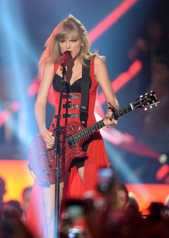 Taylor Swift – 2013 CMT Music Awards -13