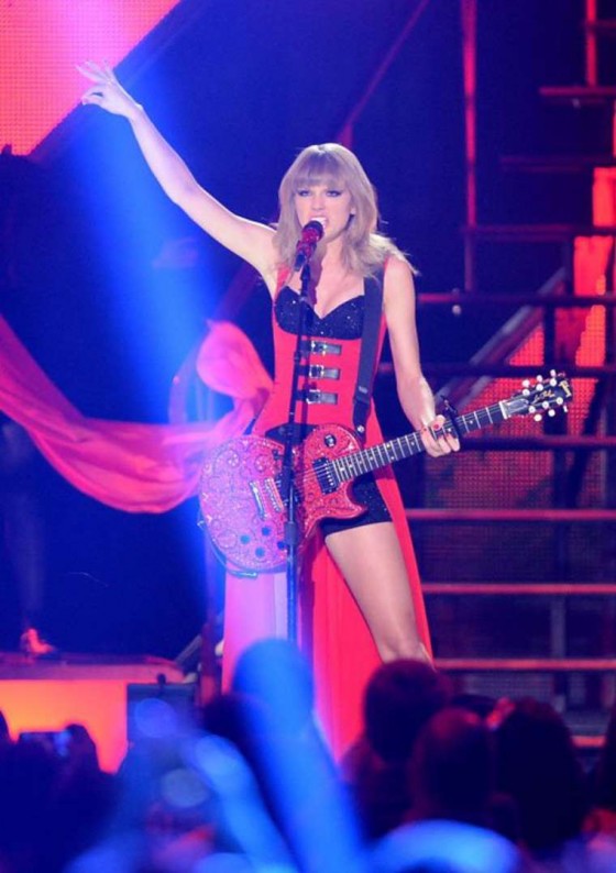 Taylor Swift – 2013 CMT Music Awards -23