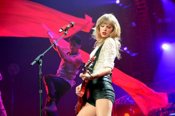 Taylor Swift – Red World Tour Performance in Glendale -15
