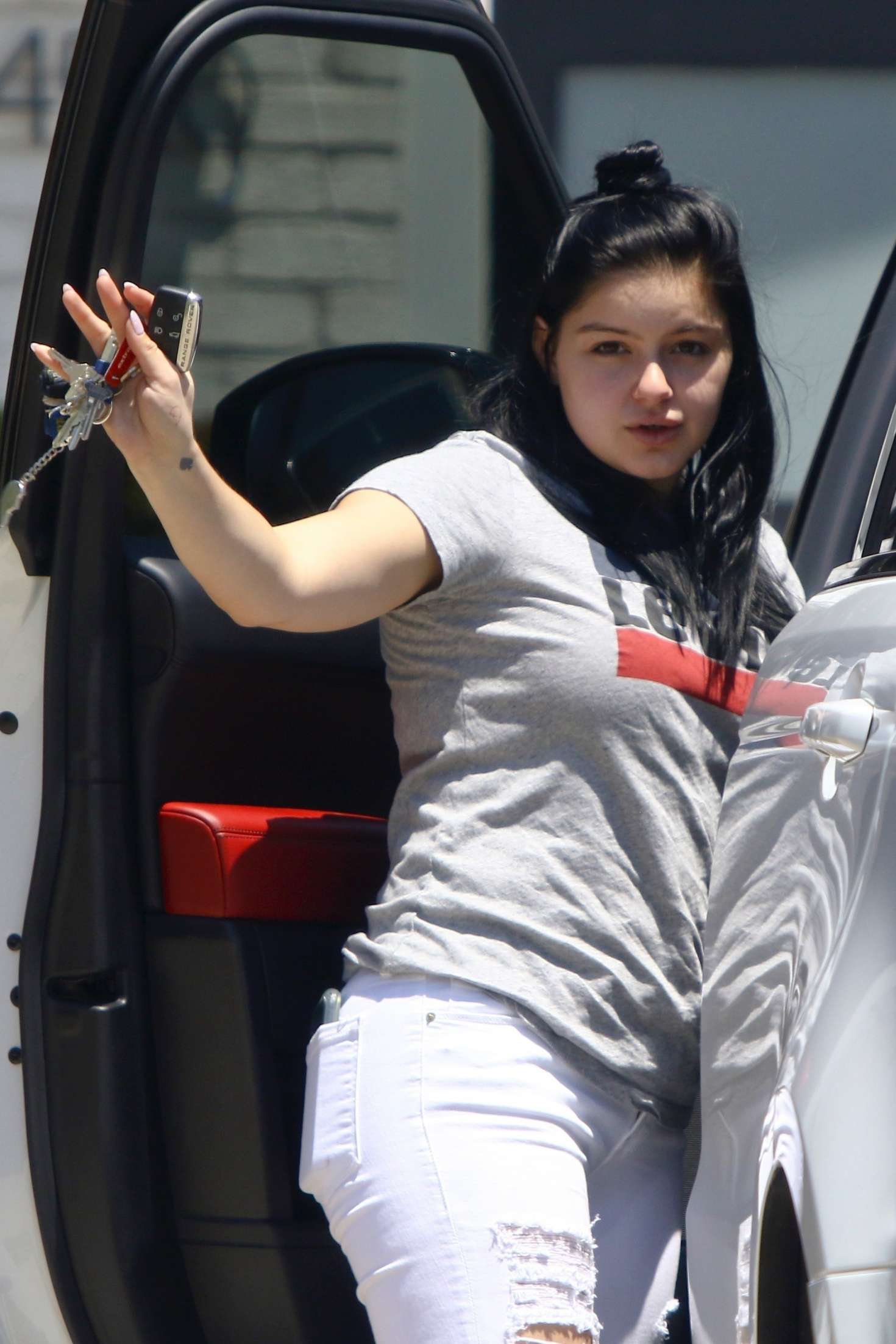 Ariel Winter in Ripped Jeans at Sherman Oaks Veterinary Group