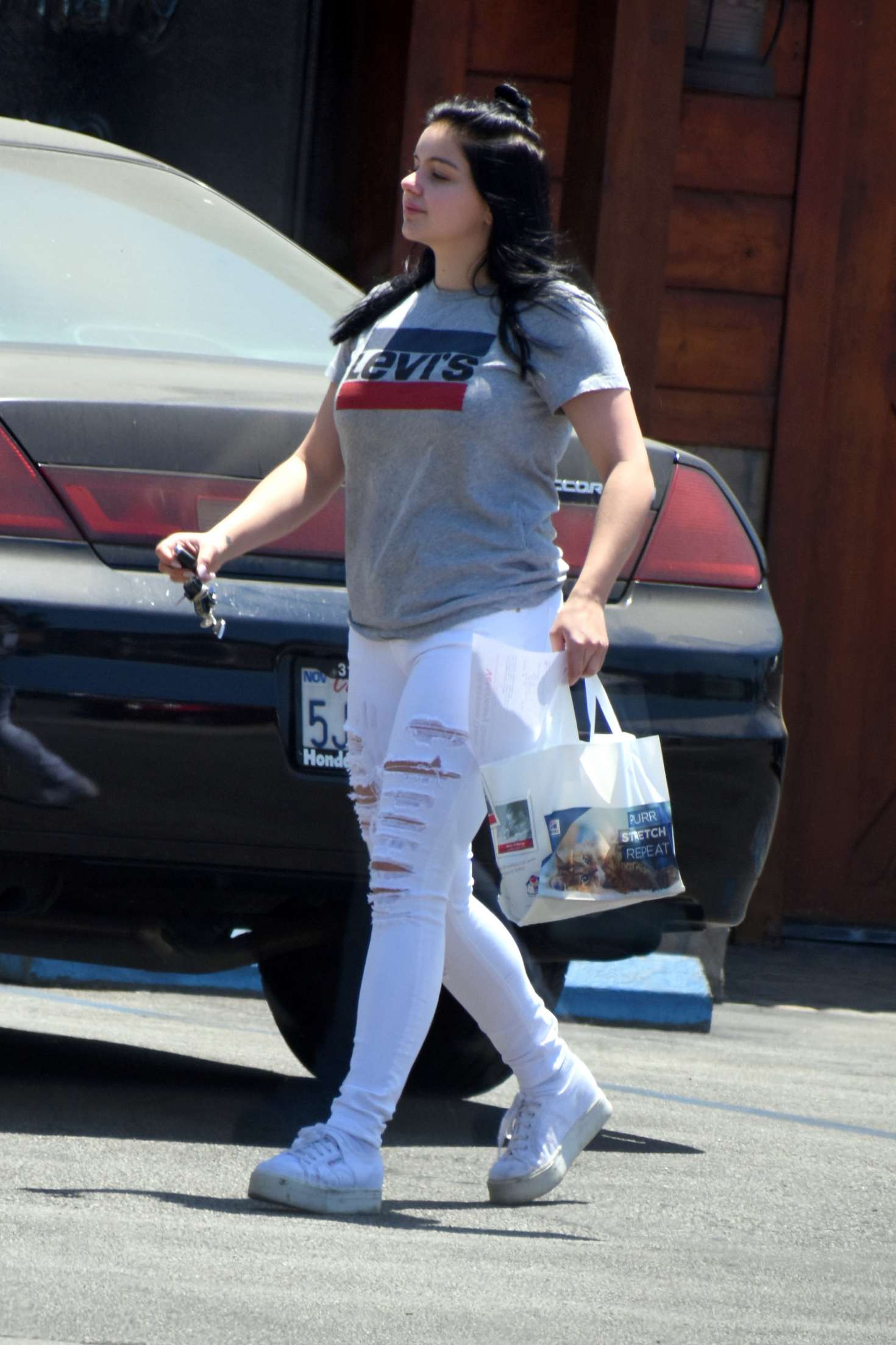 Ariel Winter in Ripped Jeans at Sherman Oaks Veterinary Group