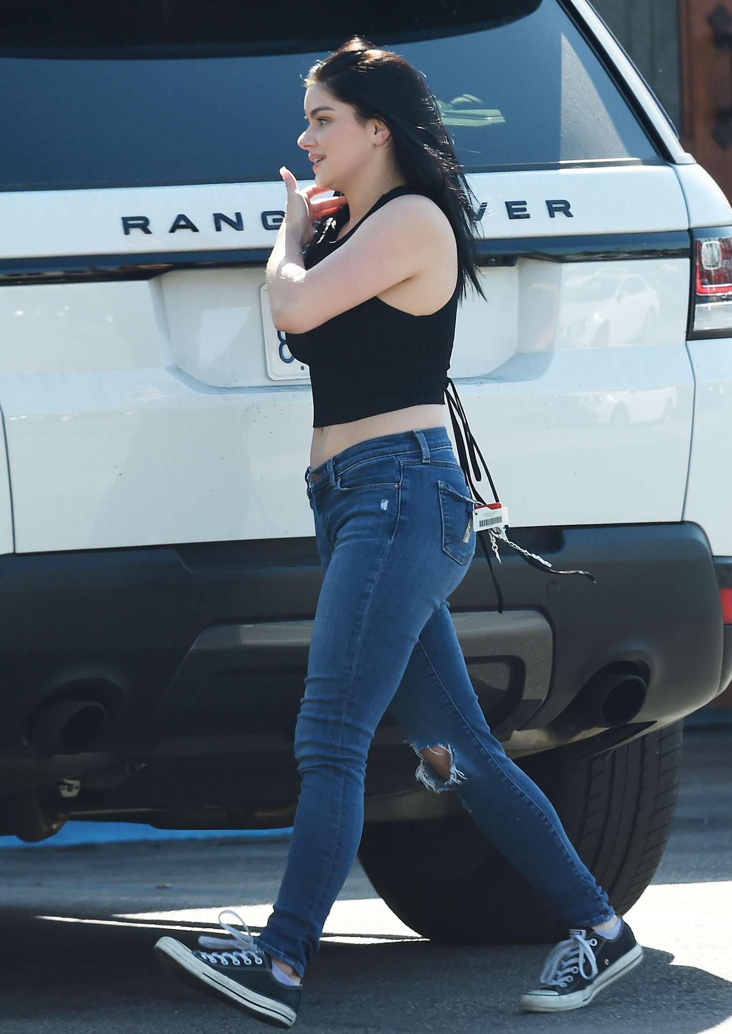 Ariel Winter in Ripped Jeans â€“ Leaving animal hospital in North Hollywood