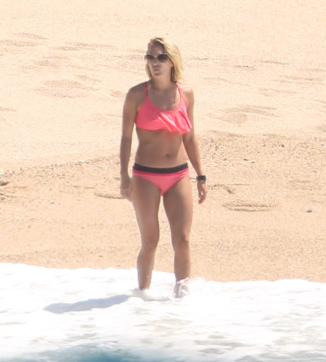 Carrie Underwood Bikini Photo 5