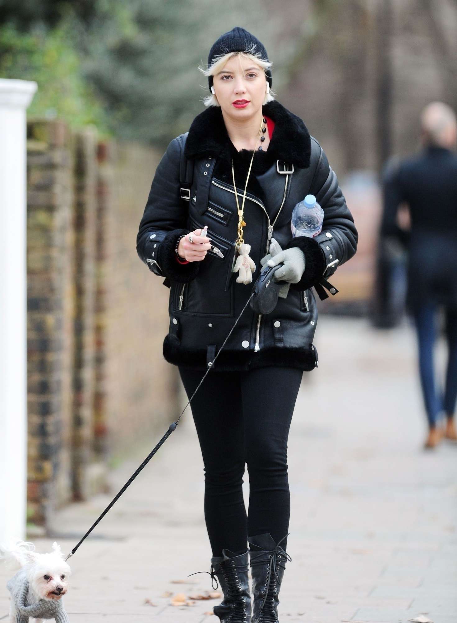 Daisy Lowe â€“ Walking her dog in London