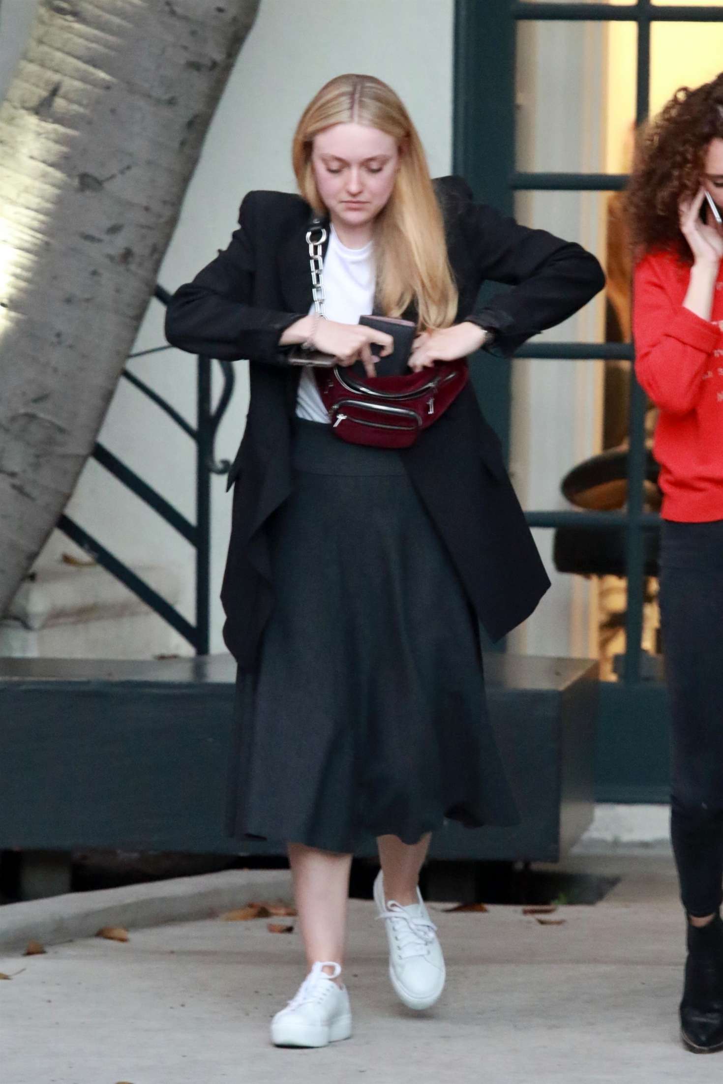 Dakota Fanning â€“ Arrives at a beauty salon in Beverly Hills