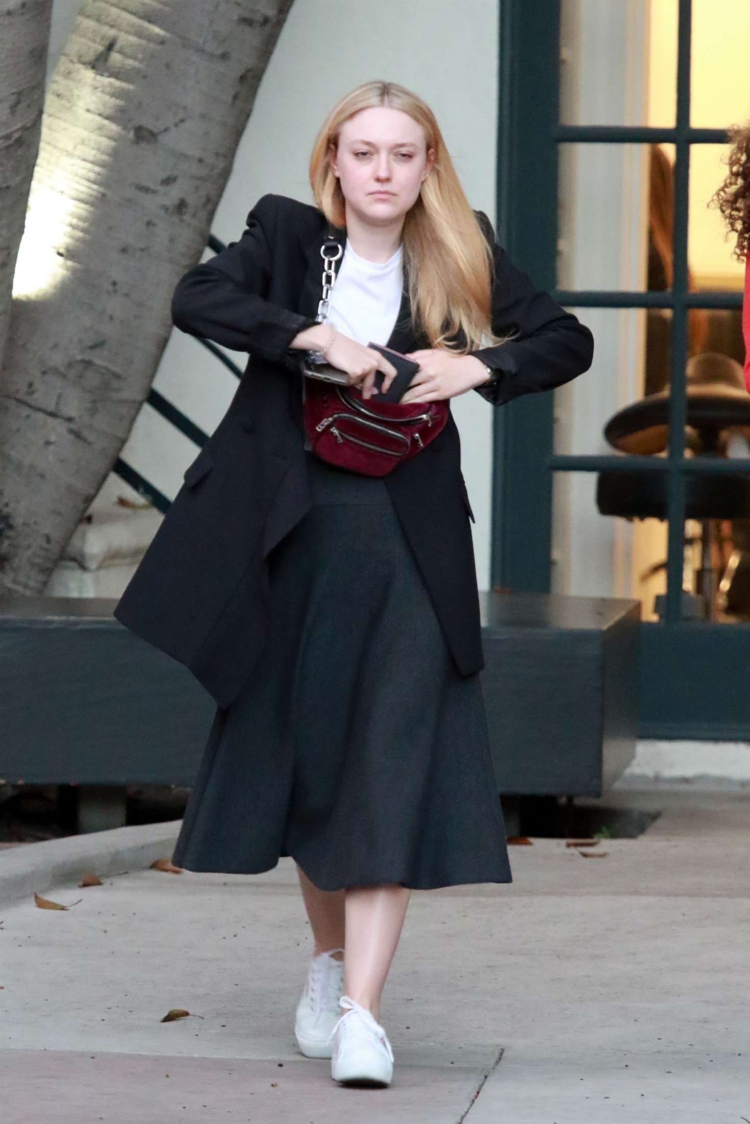 Dakota Fanning â€“ Arrives at a beauty salon in Beverly Hills