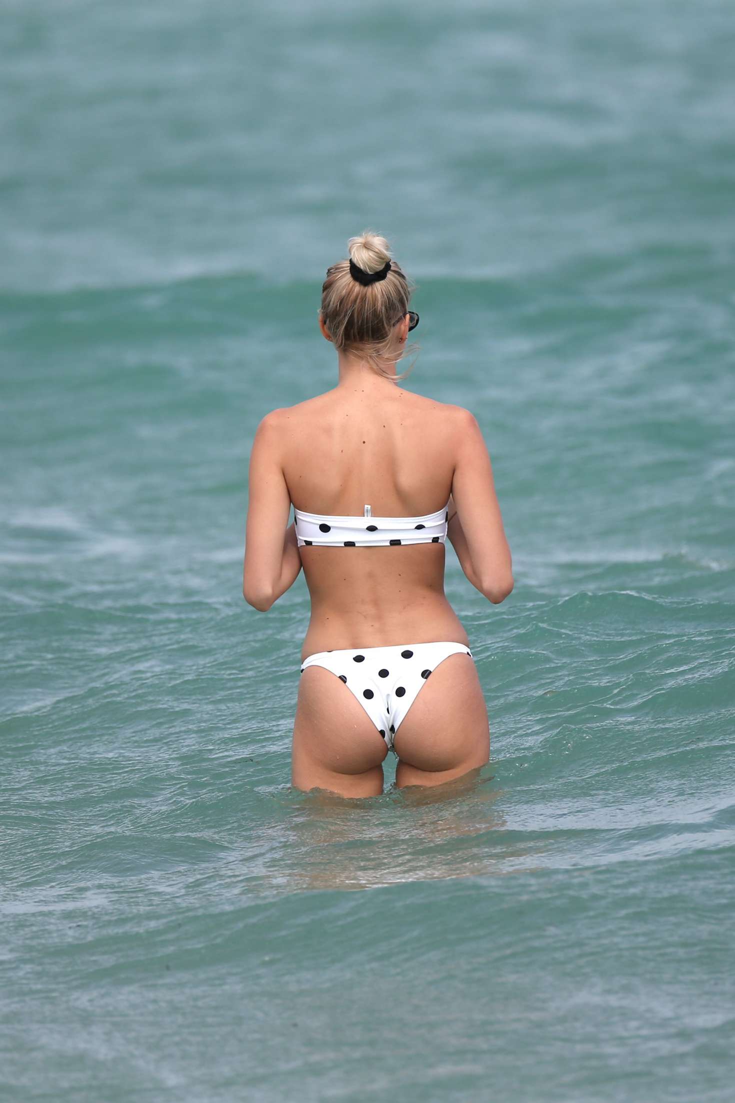 Devon Windsor in Bikini on the beach in Miami
