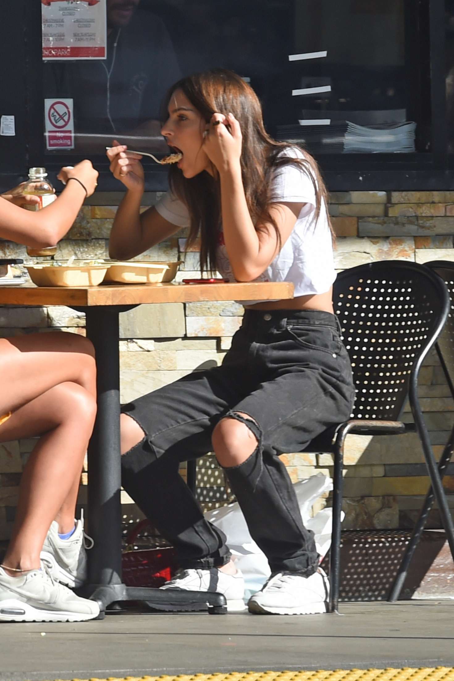 Emily Ratajkowski â€“ Out for lunch in Los Angeles