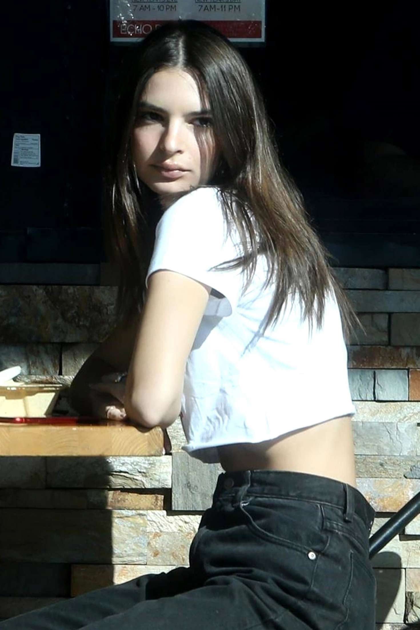 Emily Ratajkowski â€“ Out for lunch in Los Angeles