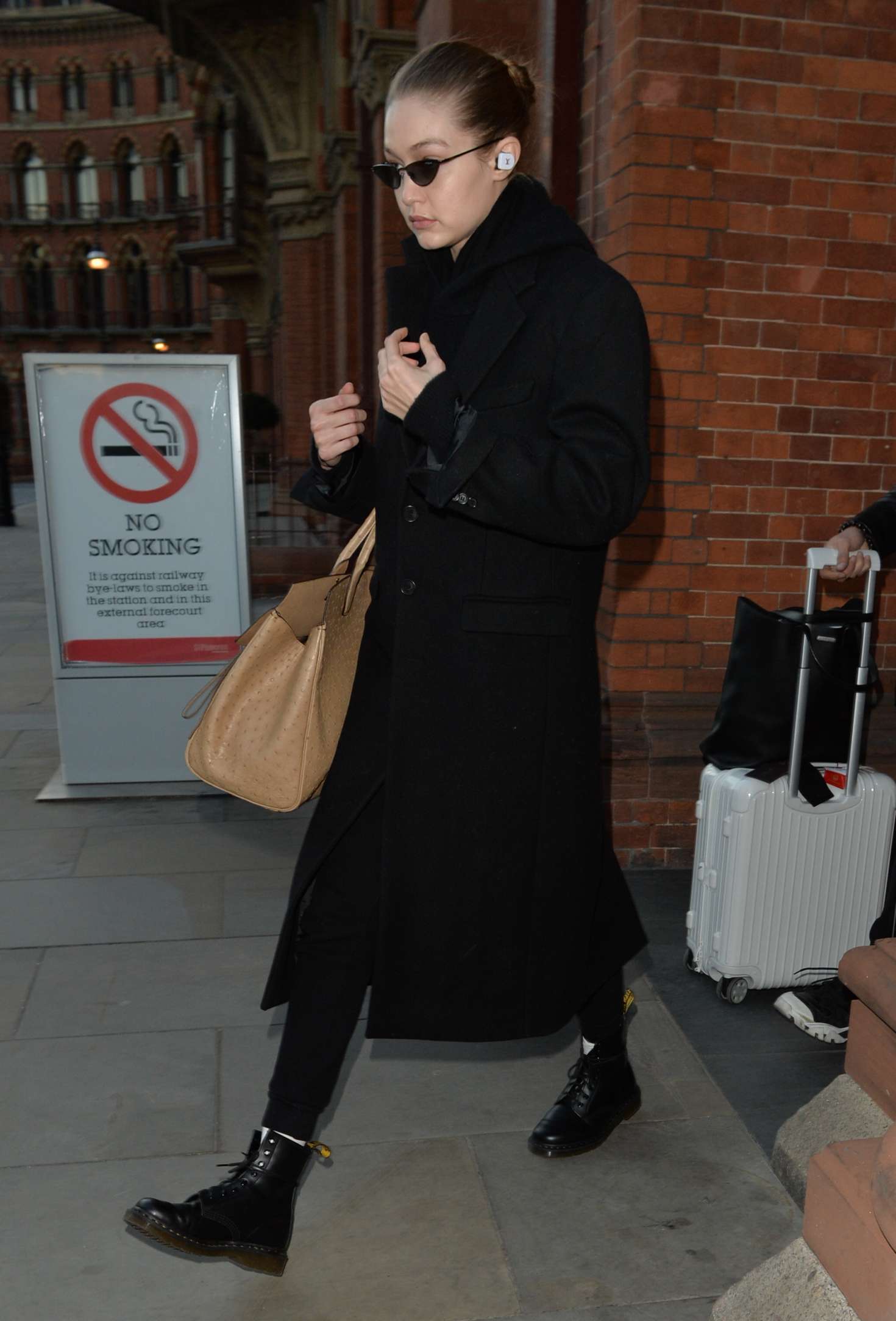 Gigi Hadid â€“ Arriving at St Pancras station in London