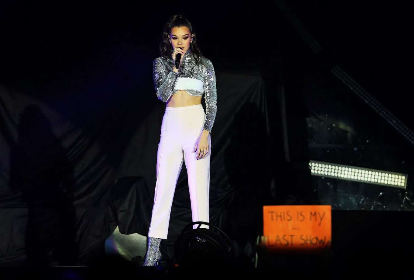 Hailee Steinfeld â€“ Performs in Manchester