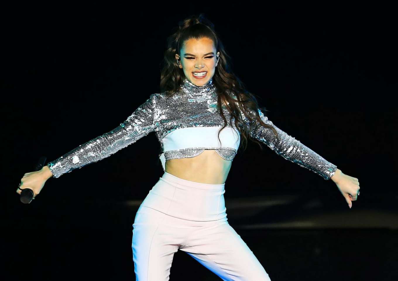 Hailee Steinfeld â€“ Performs in Manchester