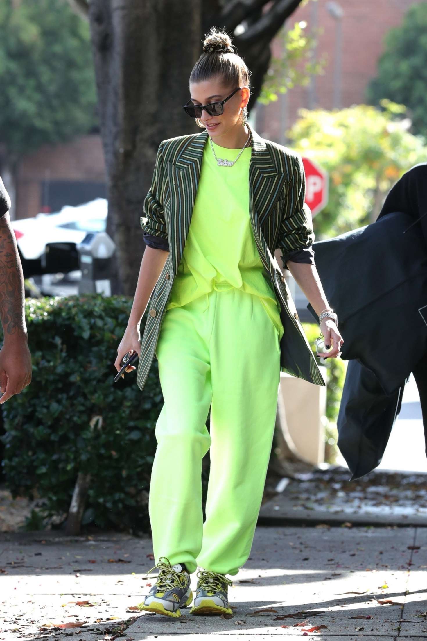 Hailey Baldwin â€“ Leaves her stylists office in West Hollywood