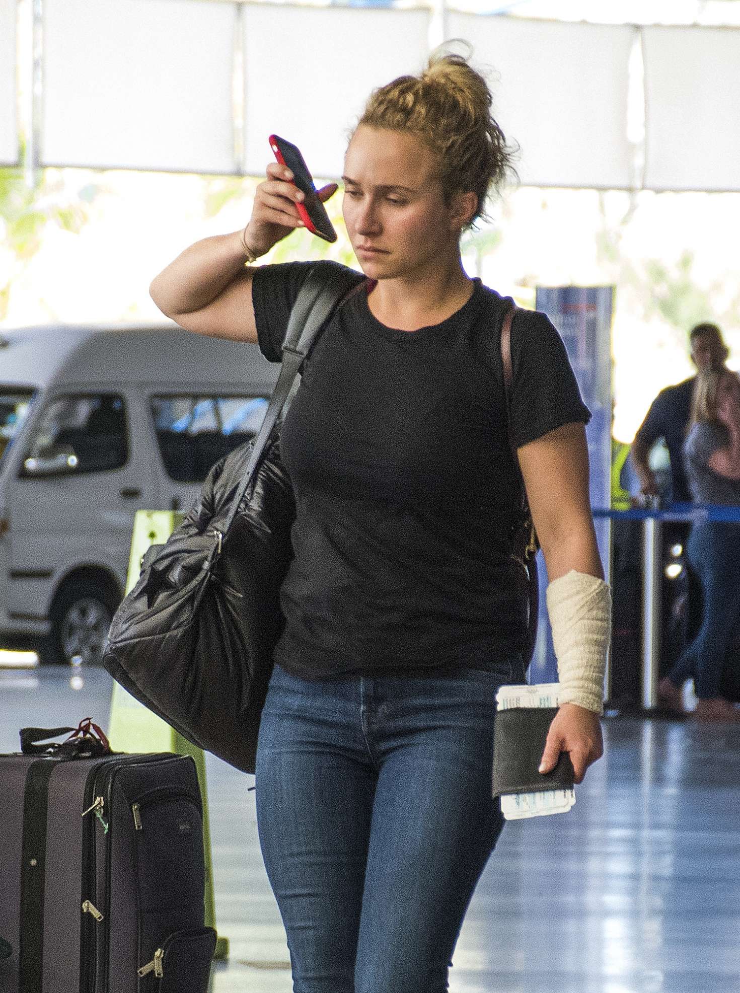 Hayden Panettiere in Jeans at Airport in Barbados – GotCeleb