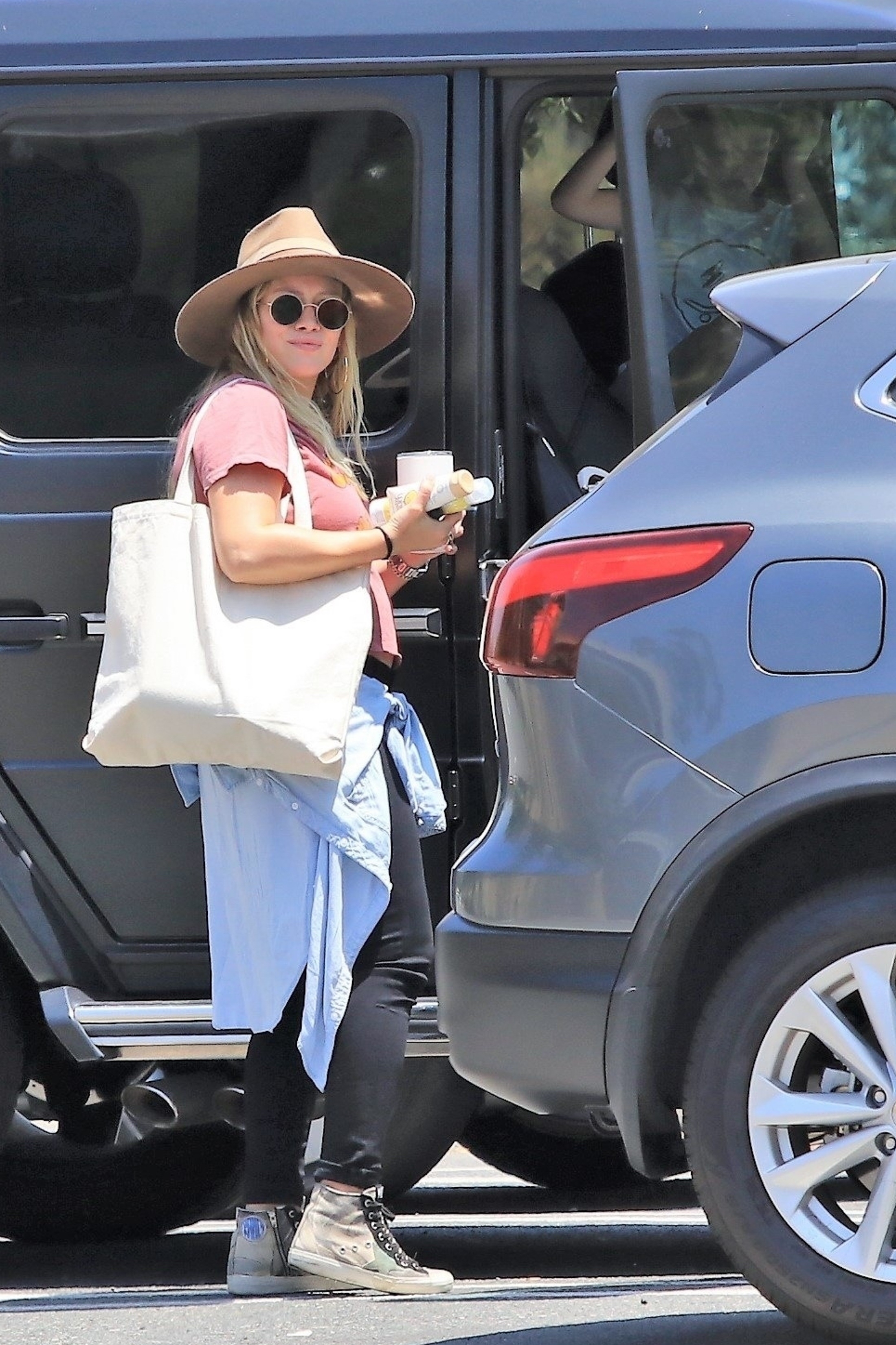 Hilary Duff â€“ Going to the zoo in Los Angeles