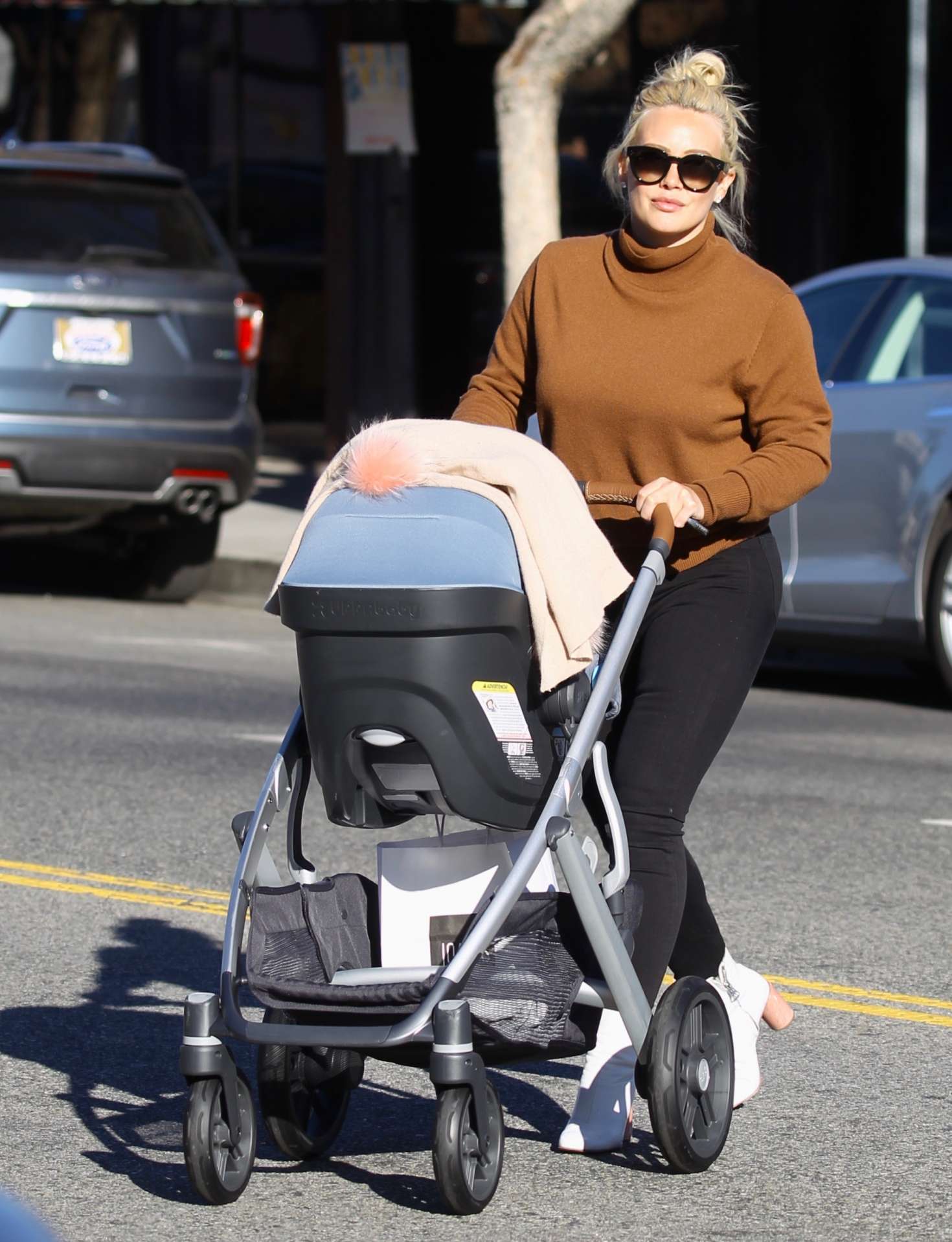 Hilary Duff â€“ Out for breakfast at Joans on Third in Studio City