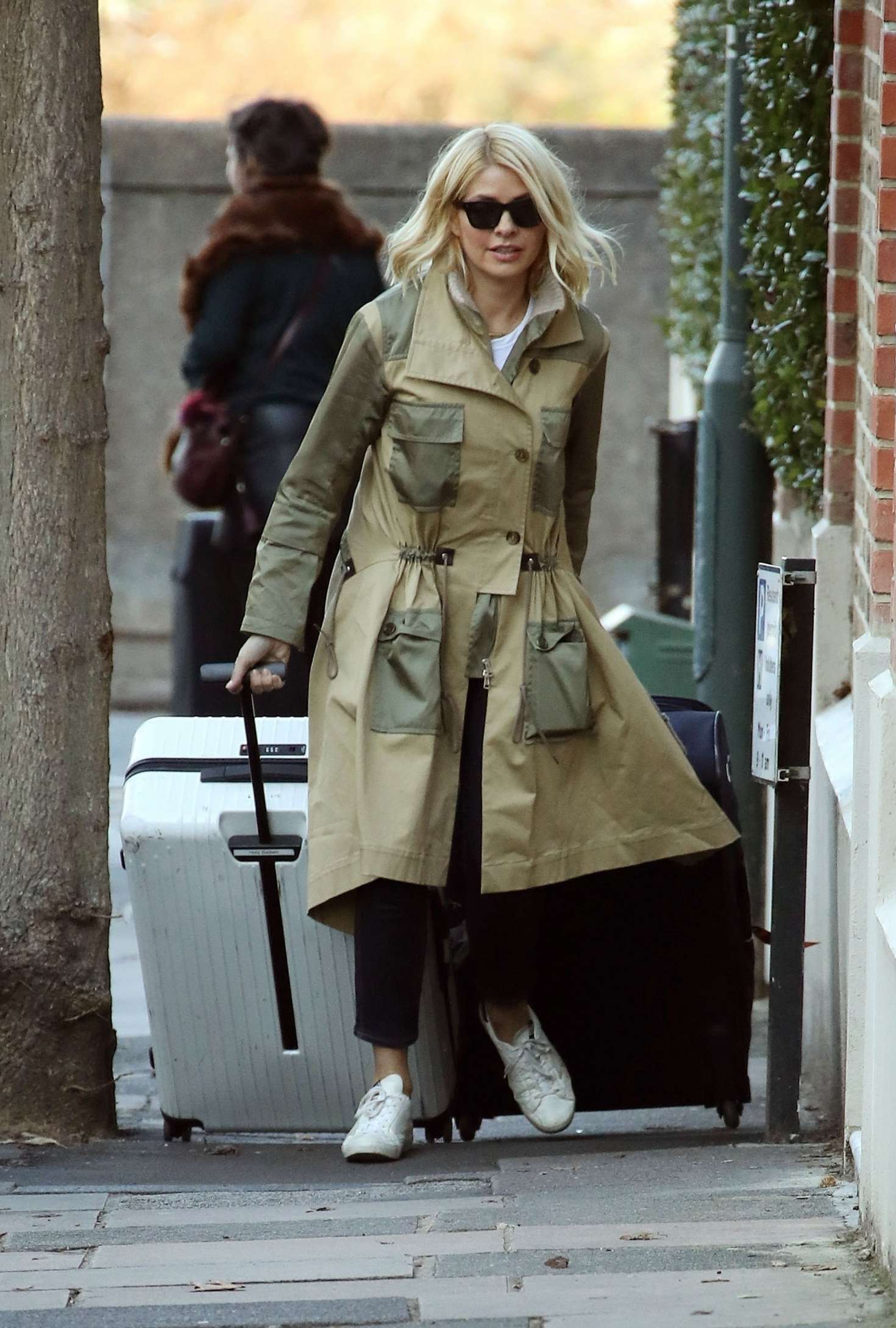 Holly Willoughby â€“ Returns home in London