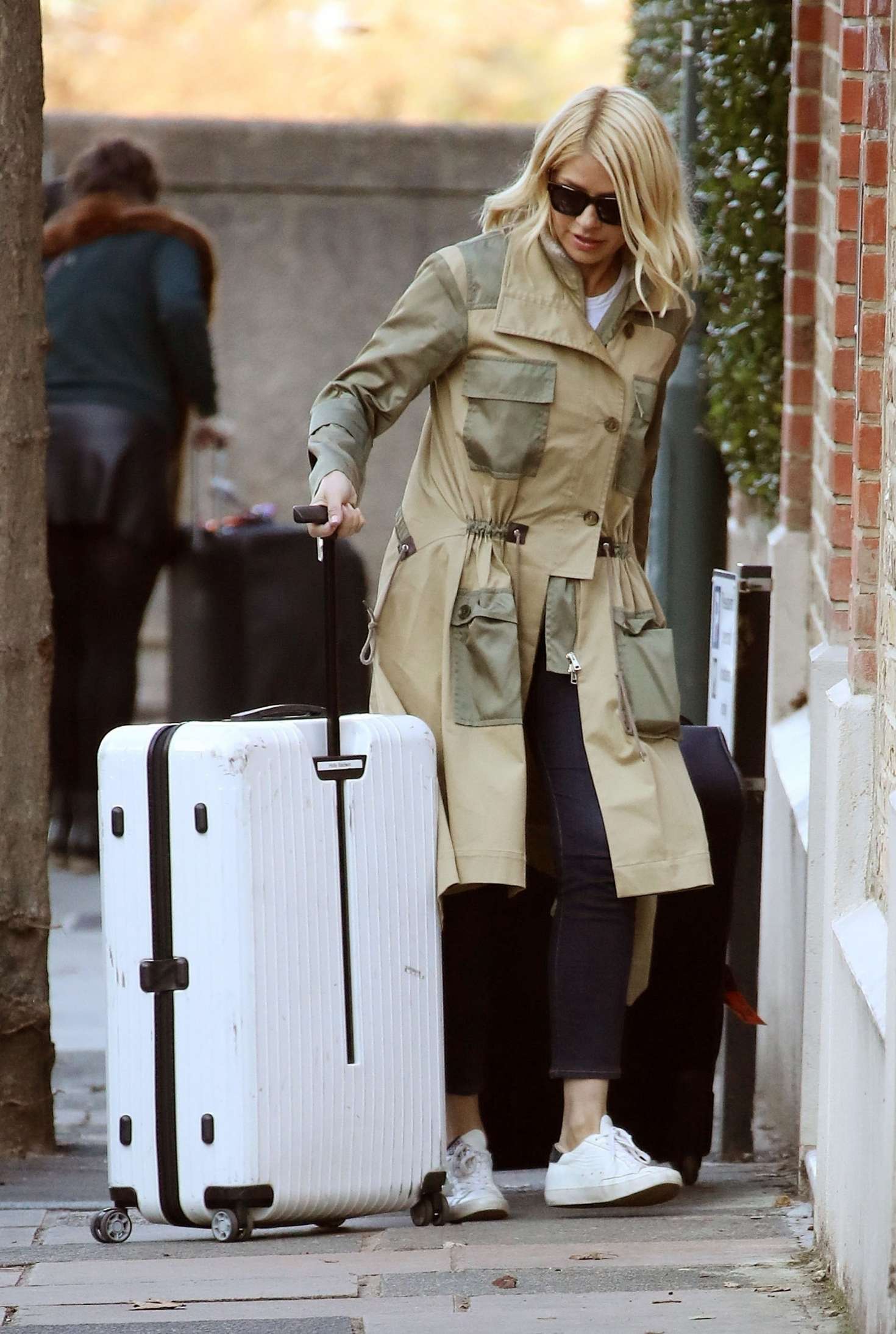 Holly Willoughby â€“ Returns home in London