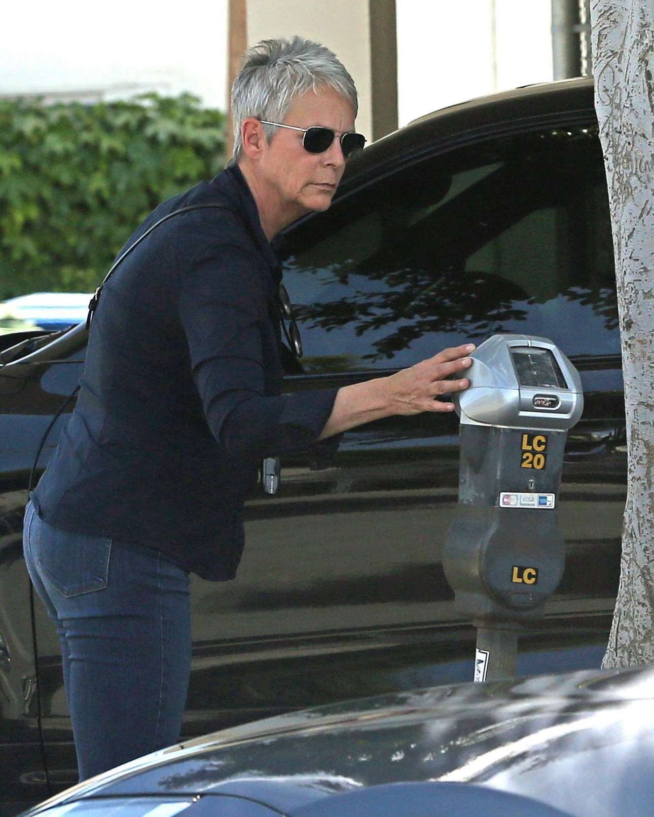 Jamie Lee Curtis â€“ In Jeans Out And About In Beverly Hills