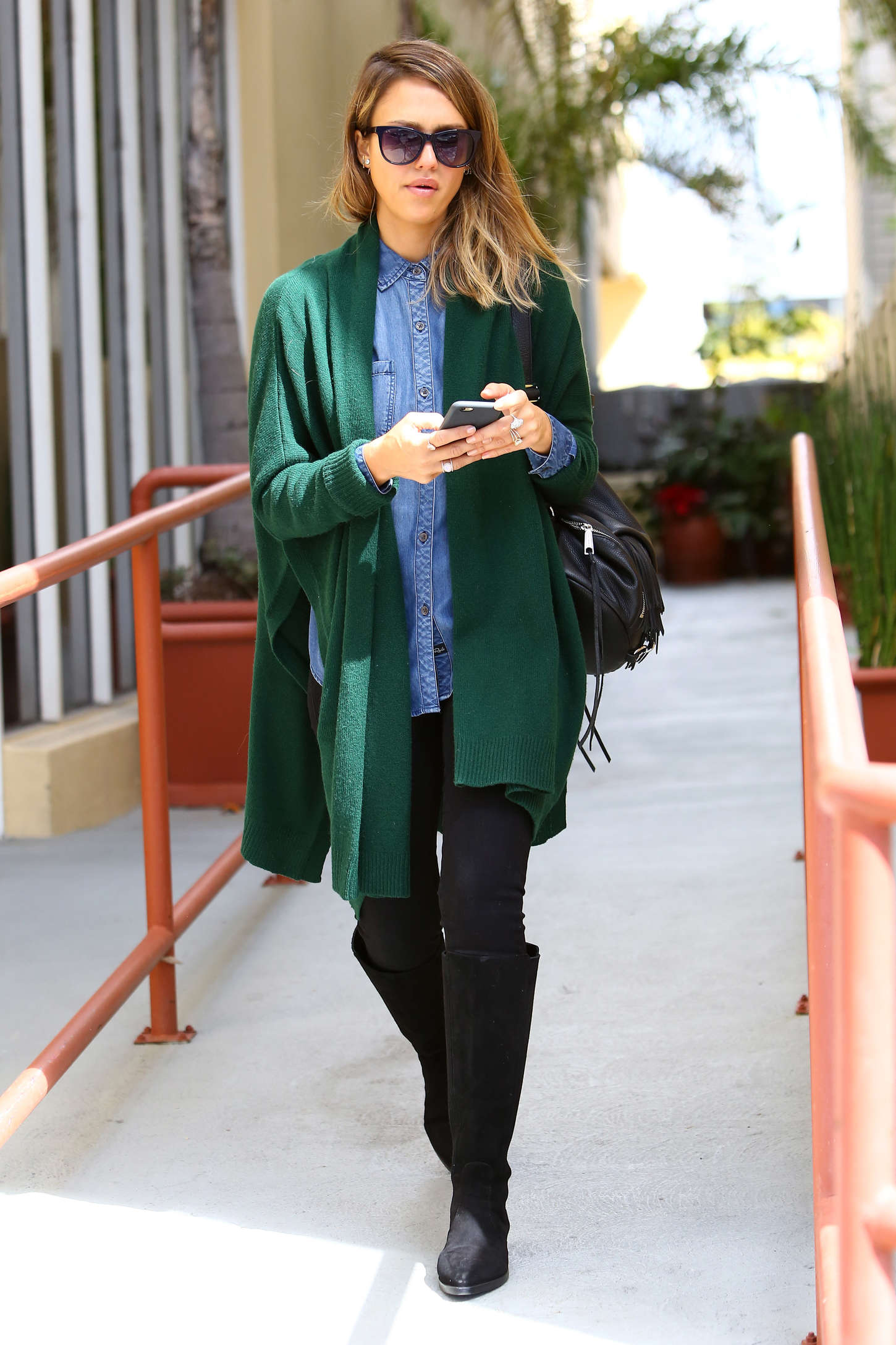 http://www.gotceleb.com/wp-content/uploads/photos/jessica-alba/in-green-sweaters-out-in-santa-monica/Jessica-Alba-in-Green-Sweaters--16.jpg