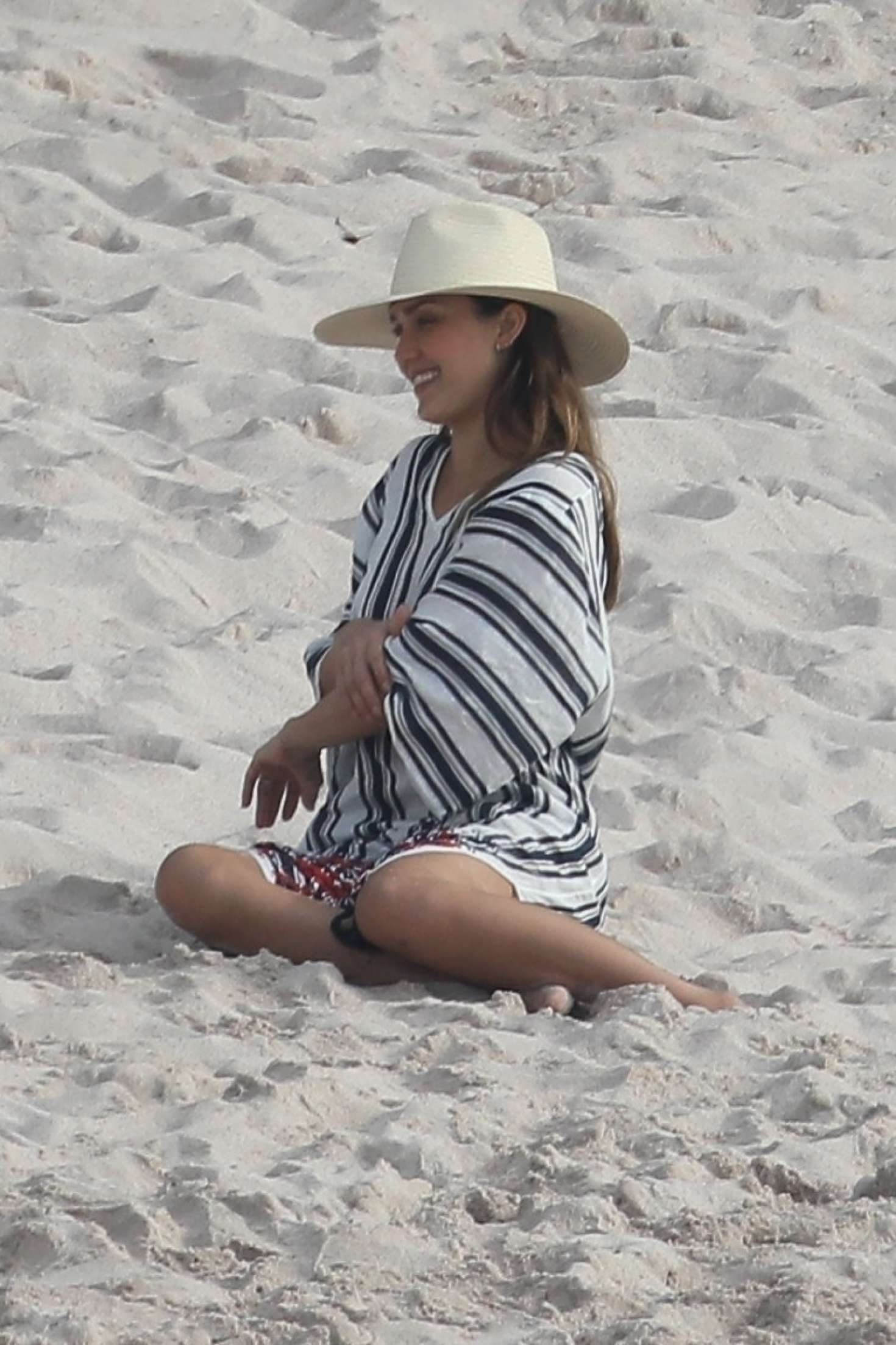 Jessica Alba on the beach in Puerto Vallarta