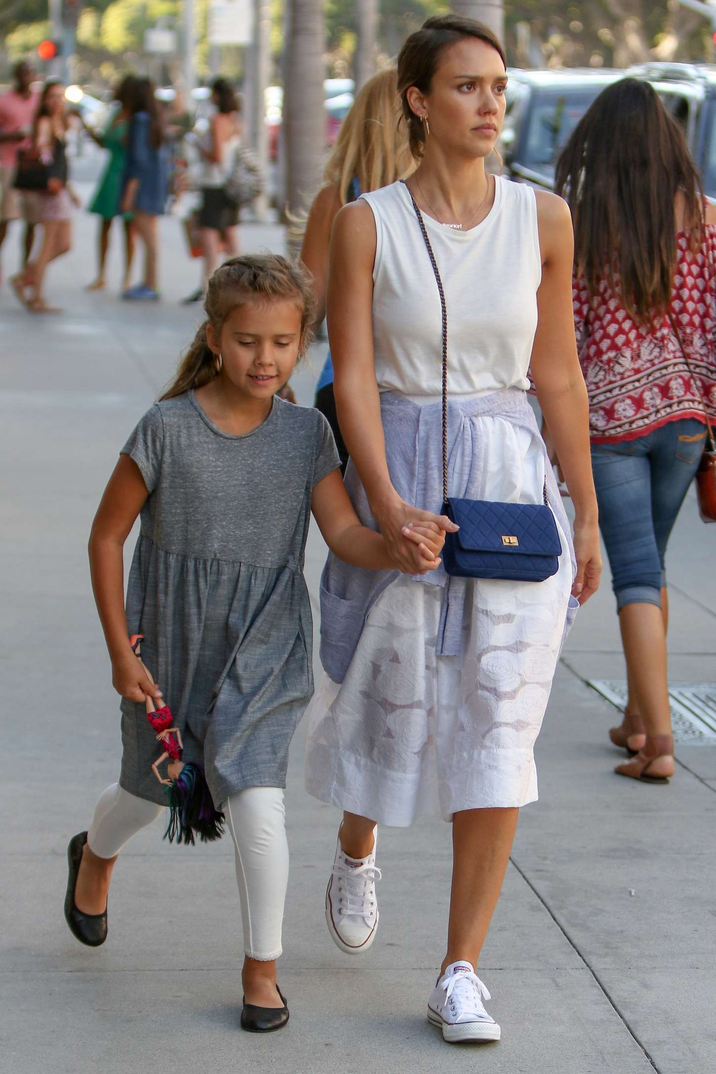 Jessica Alba Shopping With Her Daughter 01 Gotceleb