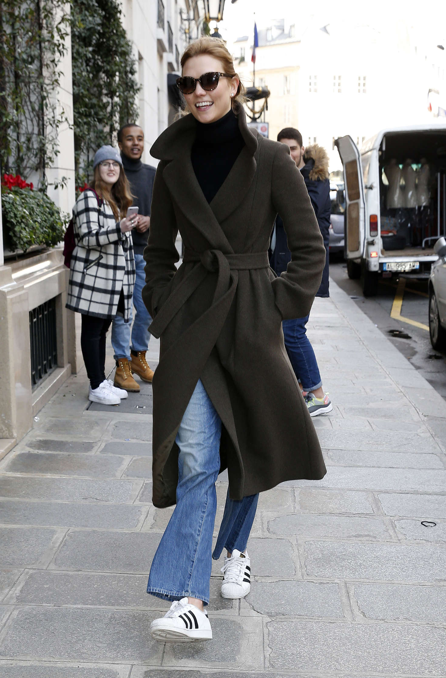 Karlie Kloss â€“ Arriving at her hotel in Paris