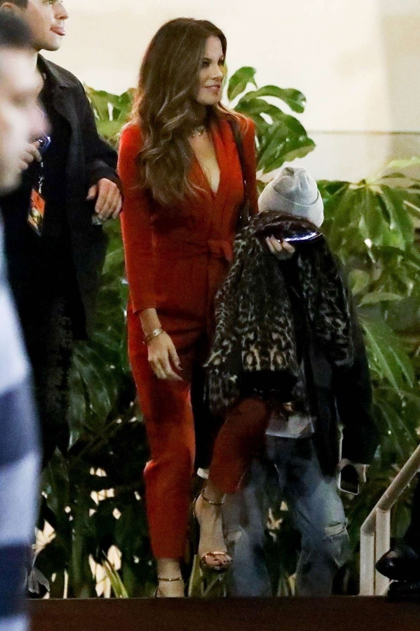 Kate Beckinsale â€“ Arrives at Elton Johnâ€™s Concert in Inglewood