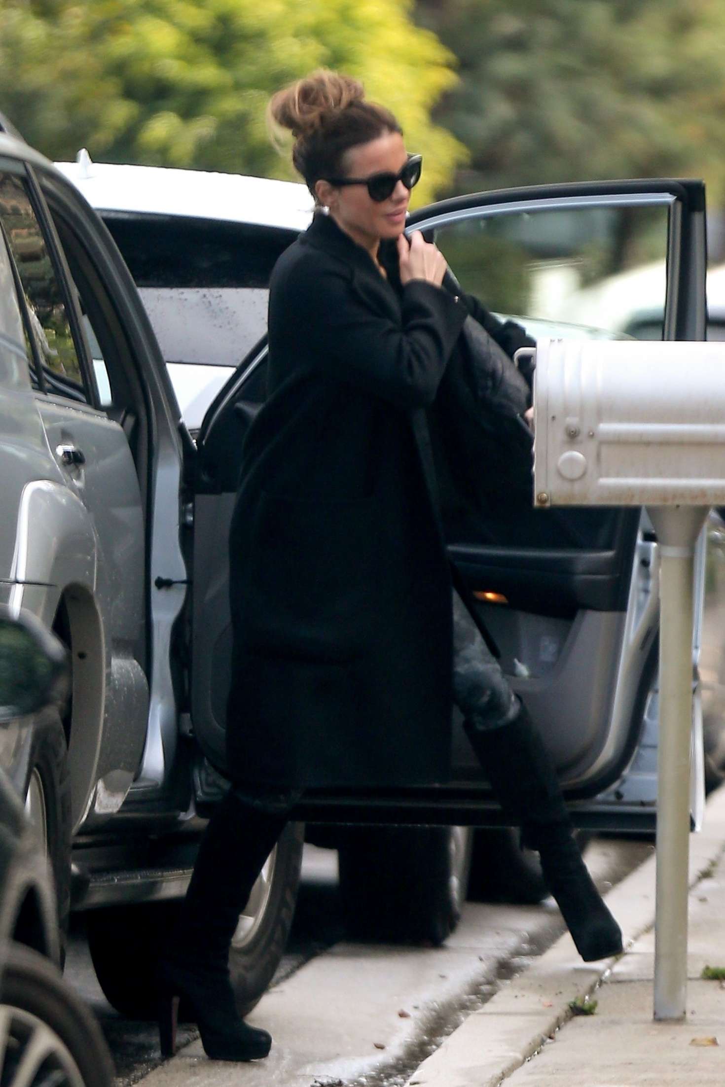 Kate Beckinsale â€“ Returns home in Los Angeles